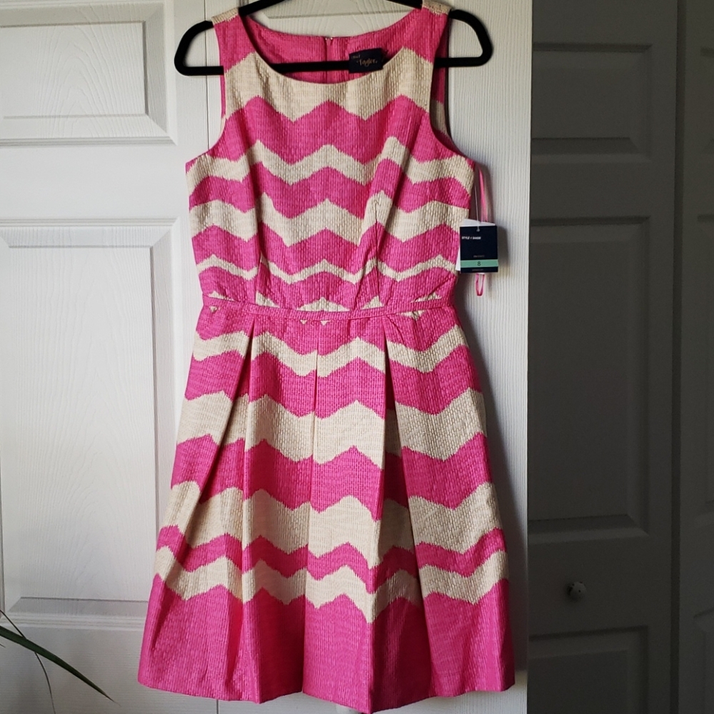 A line chevron print dress size 8 with pockets